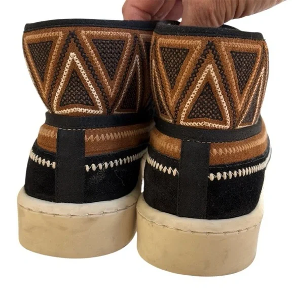 Bernardo Leather and Sheepskin Drea
Embroidered Booties Brown Black Size 7 EUC - Picture 6 of 9